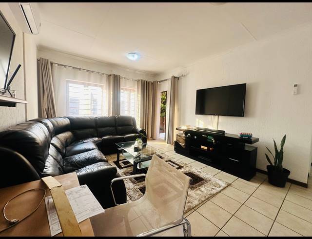 2 BEDROOM TOWNHOUSE TO LET IN BROADACRES